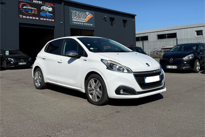 PEUGEOT 208
